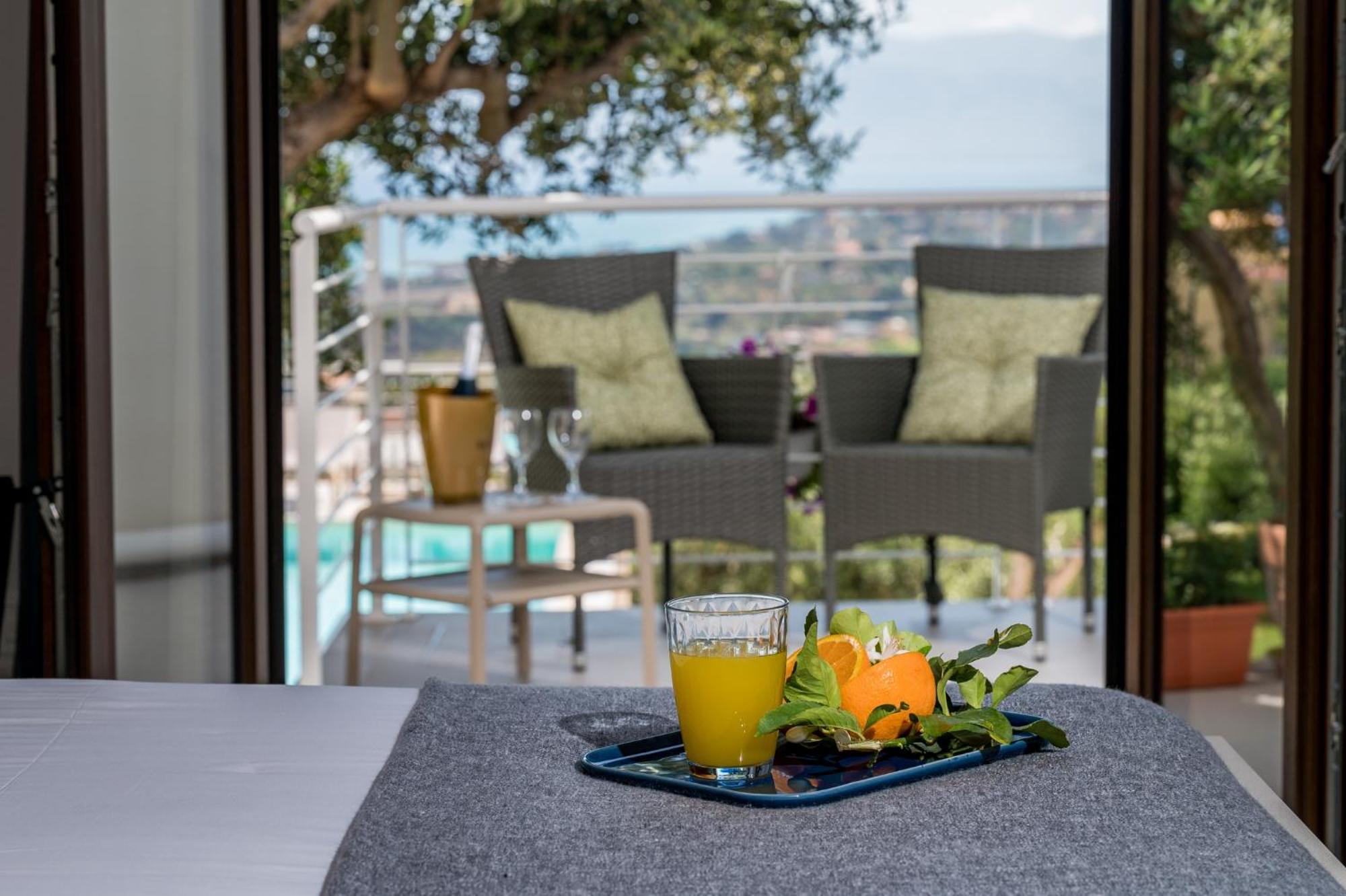 Villa Maria Con Piscina E Vista Mare カステッランマーレ・デル・ゴルフォ 部屋 写真